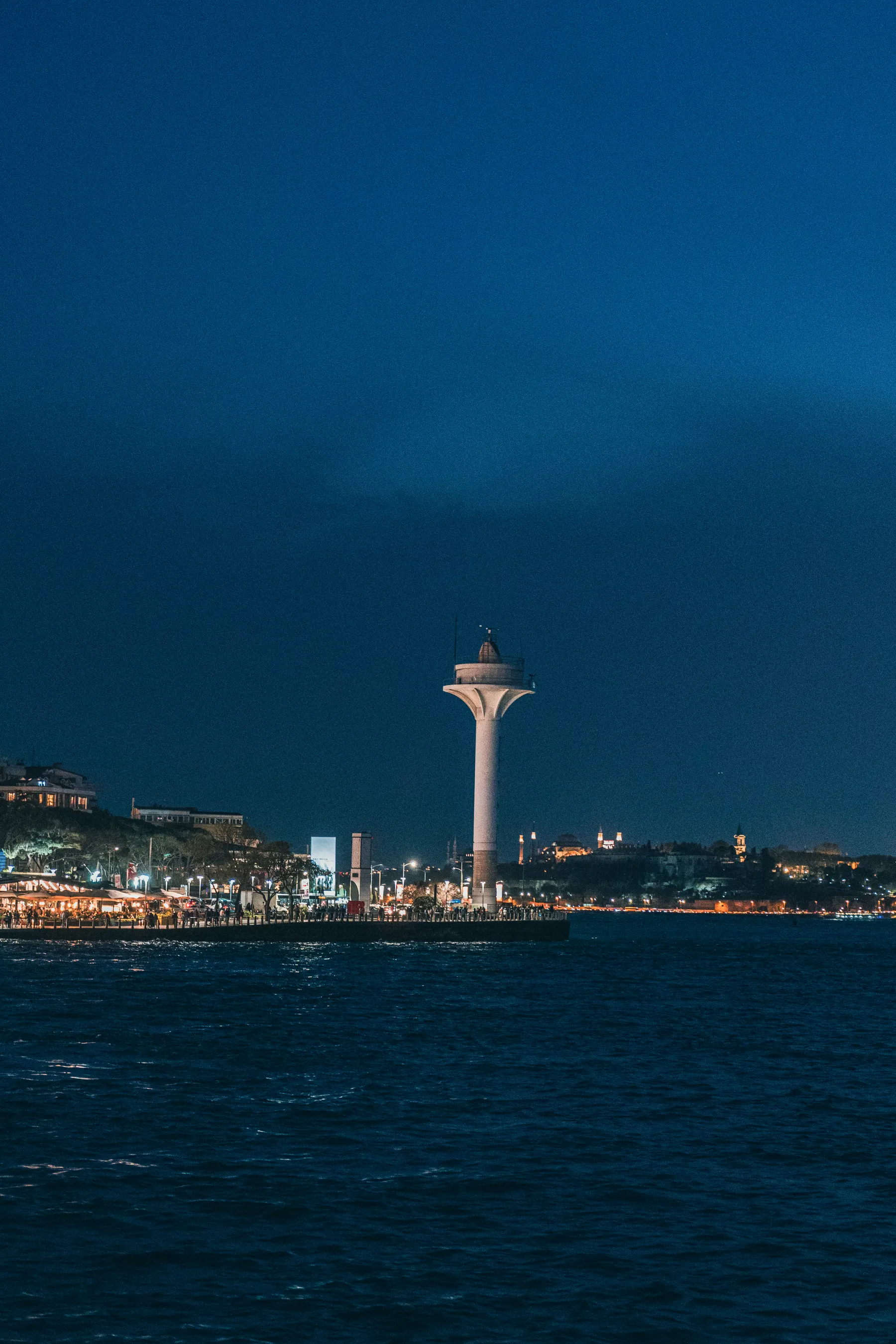 İstanbul Boğazı ve şehir ışıkları